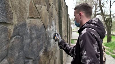 Жителі Херсона замальовували написи з рекламою наркотиків