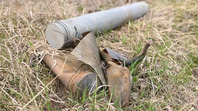 Черкаські піротехніки обстежують поля на наявність вибухівок Черкаські піротехніки обстежують поля на наявність вибухівок