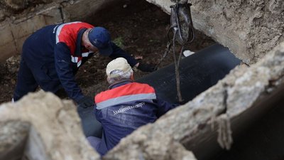 Працівники Львівтеплоенерго прокладають та з’єднують трубу