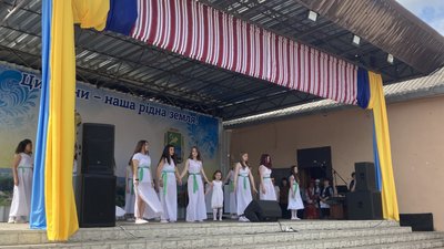 "Радість, але все одно дуже боляче": як жителі Циркунів на Харківщині відзначили річницю деокупації "Радість, але все одно дуже боляче": як жителі Циркунів на Харківщині відзначили річницю деокупації