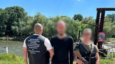 Одесит, який намагався переплести кордон на надуваному матраці з людиною-павуком