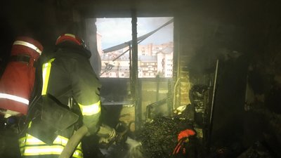 Рятувальники гасять пожежу в багатоповерхівці у Львові