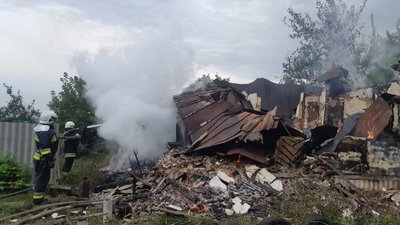 Росіяни обстріляли з артилерії село на Харківщині: влучили в приватний будинок Росіяни обстріляли з артилерії село на Харківщині: влучили в приватний будинок