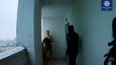 У Києві поліціянти врятували чоловіка, який збирався стрибнути з 14 поверху