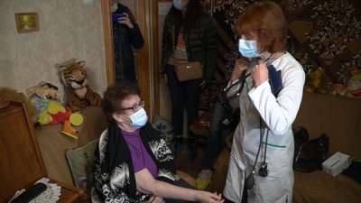 У Дніпрі вдома вакцинують людей, які не можуть пересуватися самостійно: як отримати таке щеплення