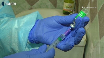 Під час другої хвилі вакцинації для щеплень використовують ту ж саму вакцину AstraZeneca/ Covishield індійського виробництва. Фото: Суспільне. Поділля. Під час другої хвилі вакцинації для щеплень використовують ту ж саму вакцину AstraZeneca/ Covishield індійського виробництва. Фото: Суспільне. Поділля.