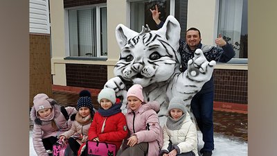 В Іршанську на Житомирщині місцевий художник зліпив зі снігу двометрову фігуру кошеняти В Іршанську на Житомирщині місцевий художник зліпив зі снігу двометрову фігуру кошеняти