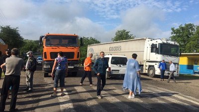 У селі на Буковині перекривають автошлях: не пропускають вантажівки