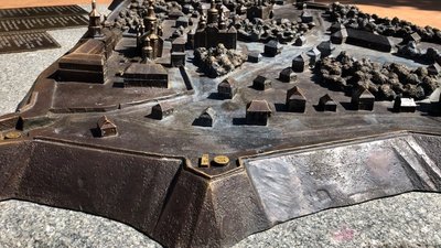 Бастіон з видом на Катерининську церкву зводять на Валу у Чернігові Бастіон з видом на Катерининську церкву зводять на Валу у Чернігові