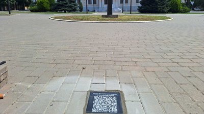 Табличка з QR-кодом, встановлена на місці зруйнованої церкви