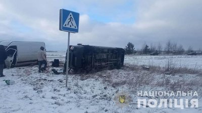 На Рівненщині перекинувся бус із заробітчанами, є травмований На Рівненщині перекинувся бус із заробітчанами, є травмований