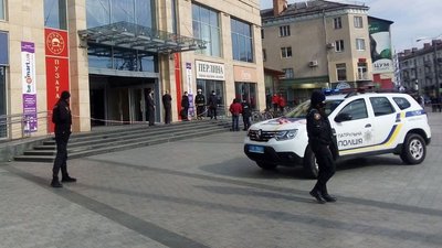 Із торгового центру в Луцьку евакуювали відвідувачів. Що кажуть у поліції