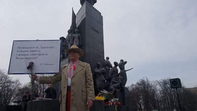 Біля пам'ятника Шевченка у Харкові читають вірші Біля пам'ятника Шевченка у Харкові читають вірші