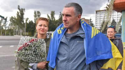 Політв'язень Євген Панов з дружиною Катериною під час урочистої його зустрічі, на Площі Героїв, у Запоріжжі, 21 вересня 2019 року Політв'язень Євген Панов з дружиною Катериною під час урочистої його зустрічі, на Площі Героїв, у Запоріжжі, 21 вересня 2019 року