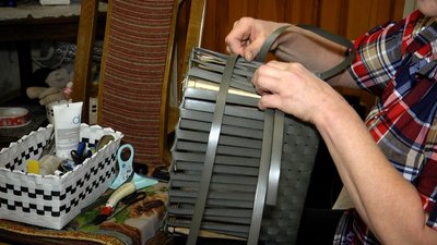 На Житомирщині Людмила Білоцька виготовляє кошики з пакувальної стрічки На Житомирщині Людмила Білоцька виготовляє кошики з пакувальної стрічки
