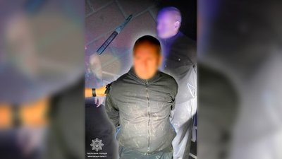 Із ножем кидався на людей: правохоронці затримали 60-річного чоловіка у Чернігові