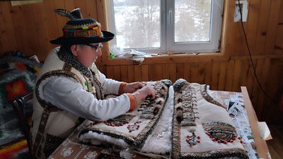 Береже традиції та одягає людей: у Космачі на Івано-Франківщині Юрій Поляк шиє старовинний гуцульський одяг Береже традиції та одягає людей: у Космачі на Івано-Франківщині Юрій Поляк шиє старовинний гуцульський одяг