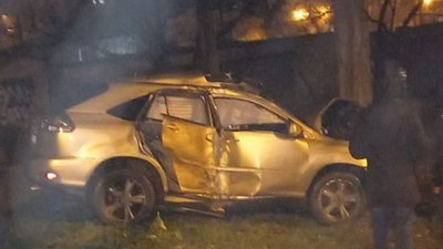 В Одесі водій Lexus врізався у дерево, одну людину госпіталізували