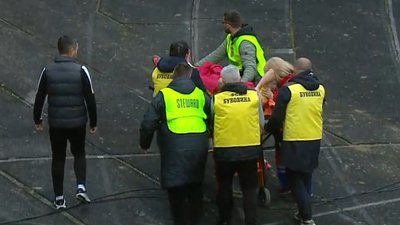 Захисника "Буковини" Буська відвозять до швидкої після втрати свідомості у грі з "Динамо"