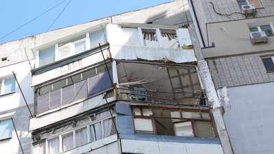 Багатоповерхівка у Херсоні, атакована російським дроном
