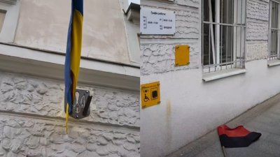 Пошкоджений флагшток із червоно-чорним прапором