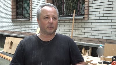 "Фактично зі сміття робиться непогана річ". Нове життя старим меблям для шелтера дає переселенець з Лисичанська "Фактично зі сміття робиться непогана річ". Нове життя старим меблям для шелтера дає переселенець з Лисичанська