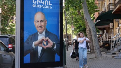 Передвиборчий банер прем'єр-міністра Вірменії Нікола Пашиняна у Єревані