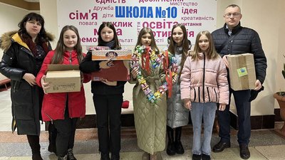 У Тернополі школярі передали книги пораненим військовим У Тернополі школярі передали книги пораненим військовим