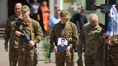 Прощання із загиблим воїном у Черкасах Прощання із загиблим воїном у Черкасах