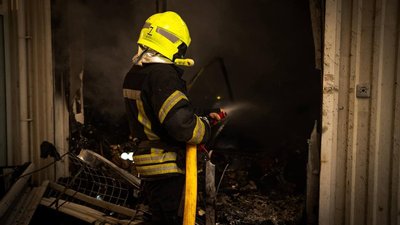 Рятувальники ліквідовують наслідки атаки Рятувальники ліквідовують наслідки атаки
