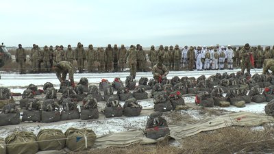 "Не так страшно, як розказували". На Донеччині десантники відпрацювали стрибки з парашутами "Не так страшно, як розказували". На Донеччині десантники відпрацювали стрибки з парашутами