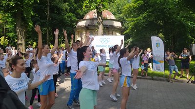 Зарядка та конкурси. У Львові влаштували Олімпійський день Зарядка та конкурси. У Львові влаштували Олімпійський день