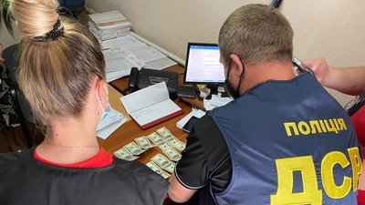 У Херсоні на хабарі у тисячу доларів зловили голову сільради
