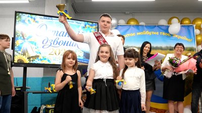 Учні зруйнованої Малокатеринівської гімназії "Мрія" провели останній дзвоник у Балабиному