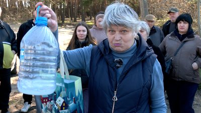 Жителі Васищевого біля нової свердловини поруч з кладовищем