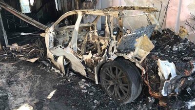 Пожежа в Ужгороді: вогонь знищив авто та пошкодив навіс і будинки поруч Пожежа в Ужгороді: вогонь знищив авто та пошкодив навіс і будинки поруч