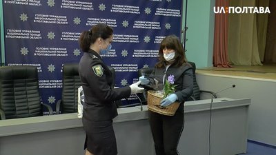 Полтавка Ірина Григорова шиє маски та дарує їх поліцейським і медикам Полтавка Ірина Григорова шиє маски та дарує їх поліцейським і медикам