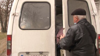 Черкаські волонтери передали допомогу малозабезпеченим з Канівщини