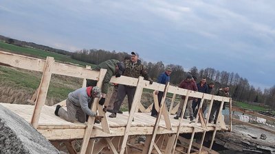 У прикордонному селі на Волині люди самостійно відбудували міст, який сполучає дві громади У прикордонному селі на Волині люди самостійно відбудували міст, який сполучає дві громади