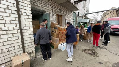 Волонтери Миколаївщини сортують гуманітарну допомогу від Німеччини