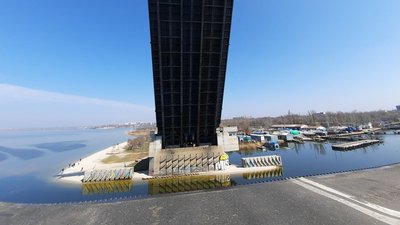Для проходу ракетного катера та тральщика в Миколаєві розводили мости Для проходу ракетного катера та тральщика в Миколаєві розводили мости