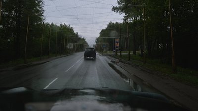 Дорога, закрита антидроновими сітками на сході Харківщини