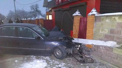 На Рівненщині нетверезі водій та пасажир опинилися у лікарні через в'їзд у паркан з опорою - поліція На Рівненщині нетверезі водій та пасажир опинилися у лікарні через в'їзд у паркан з опорою - поліція