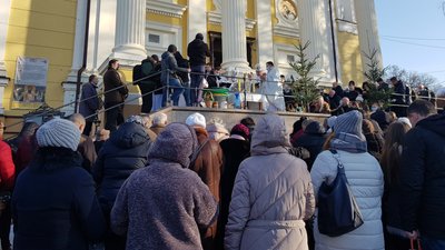 Майже 400 людей занурилися в Ужі на Водохреще в Ужгороді Майже 400 людей занурилися в Ужі на Водохреще в Ужгороді