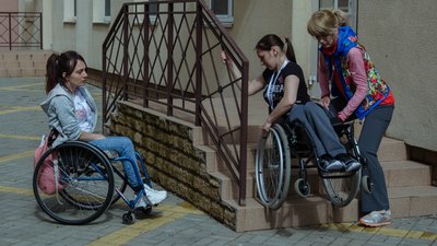 Шахтар з Донеччини, що отримав травму спини унаслідок російського обстрілу, став інструктором для людей на візку Шахтар з Донеччини, що отримав травму спини унаслідок російського обстрілу, став інструктором для людей на візку