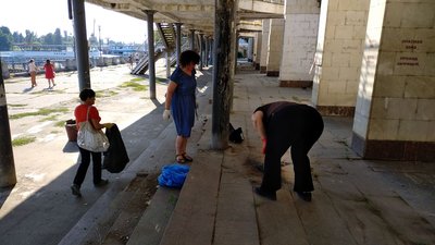 Прибирання з виставою: у Херсоні провели екологічну акцію