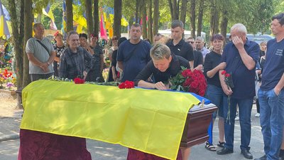 "Дякуємо йому за те, що він нас захищав". У Сумах в останню путь провели загиблого військовослужбовця Максима Литовченка "Дякуємо йому за те, що він нас захищав". У Сумах в останню путь провели загиблого військовослужбовця Максима Литовченка