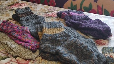Жителька Тернопільщини в'яже шкарпетки для українських бійців Жителька Тернопільщини в'яже шкарпетки для українських бійців