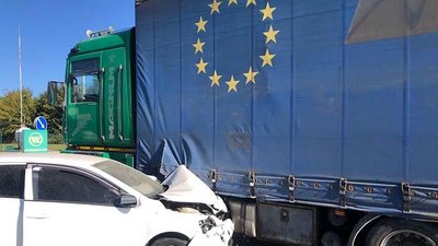 У Тернополі не розминулося дві іномарки та вантажівка