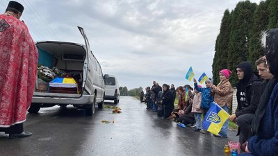 На Тернопільщині попрощалися із двома військовослужбовцями На Тернопільщині попрощалися із двома військовослужбовцями